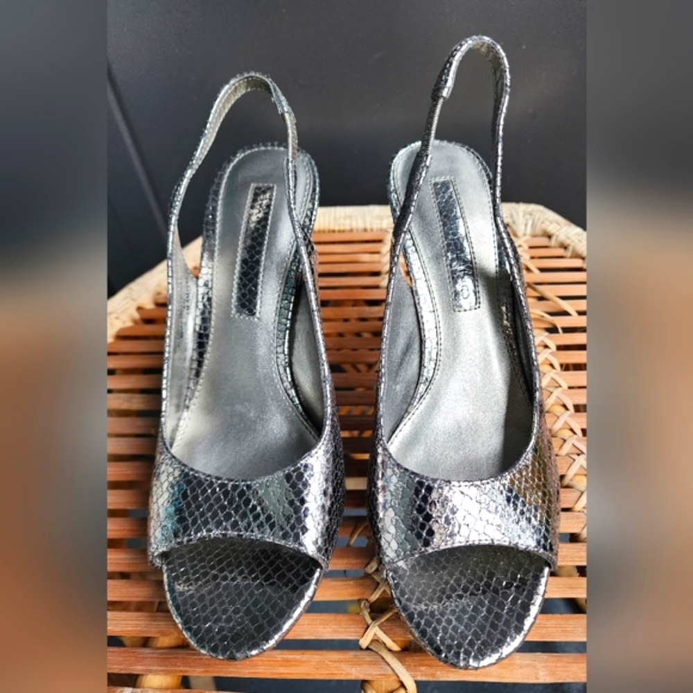 NWOT  BRUSHED SILVER SLING BACK PEEP HOLE HEELS BY BANDOLINO - SIZE 6